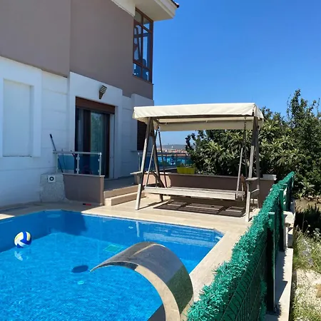 Huzurlu Bir Tatil Icin Alacati Villa Eskiomerler